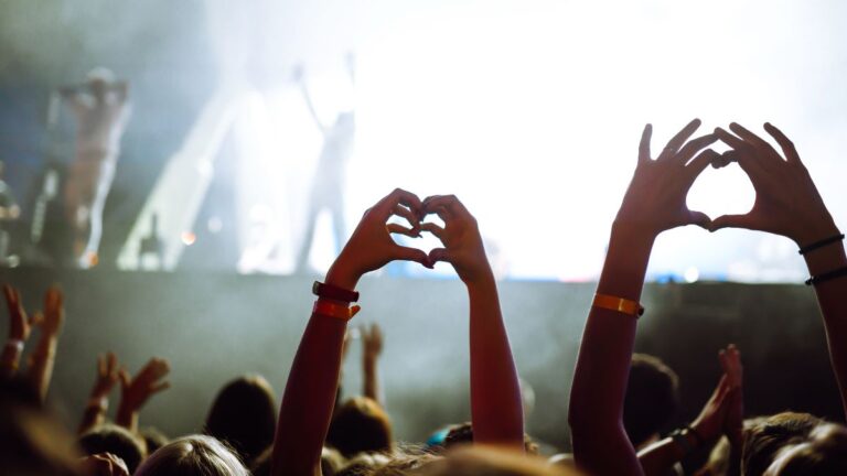 mans en forma de cor en un concert