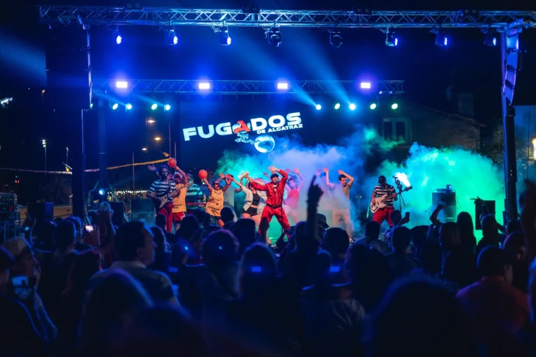 Fugados de Alcatraz tocant en directe dalt de l'escenari